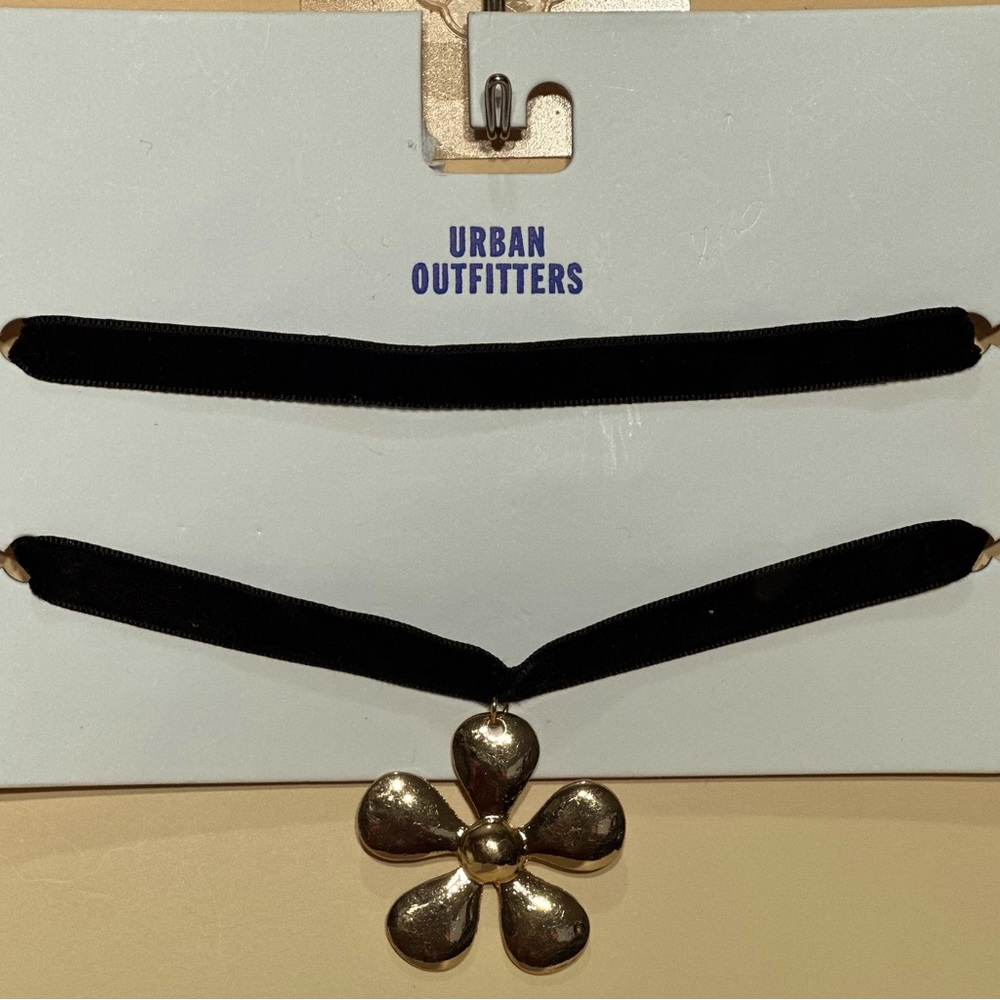 Urban Outfitters Buffy Velvet Layer Choker - Picture 3 of 3